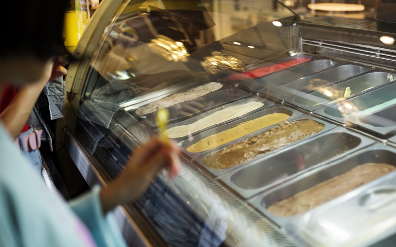 ¿Cómo elegir una vitrina refrigerada para una heladería?